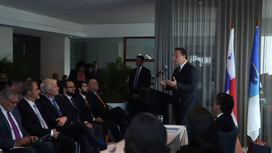 Varela en foro de la lucha contra la corrupción.