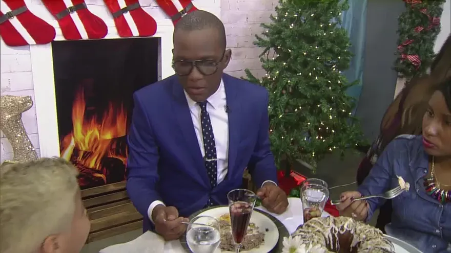 Entrega de regalos en la cena de Navidad