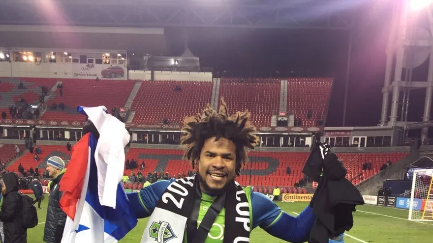 Román Torres celebra el título
