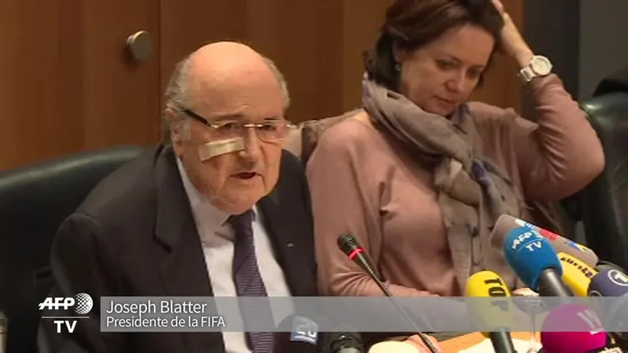 Blatter y Platini, suspendidos ocho años por la FIFA