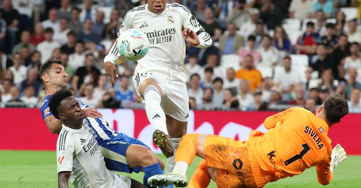 Real Madrid gana al Alavés entre silbidos de su afición y se pone a seis puntos del líder Barcelona