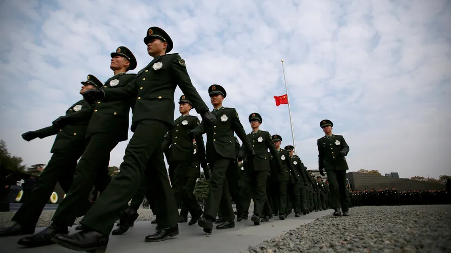 Soldados chinos marchan durante una ceremonia