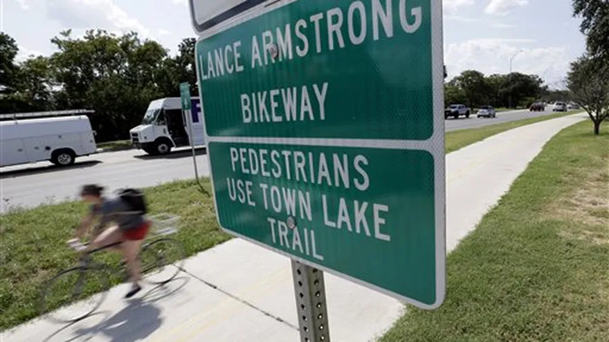 Pese a las sanciones, Lance Armstrong se presenta en público