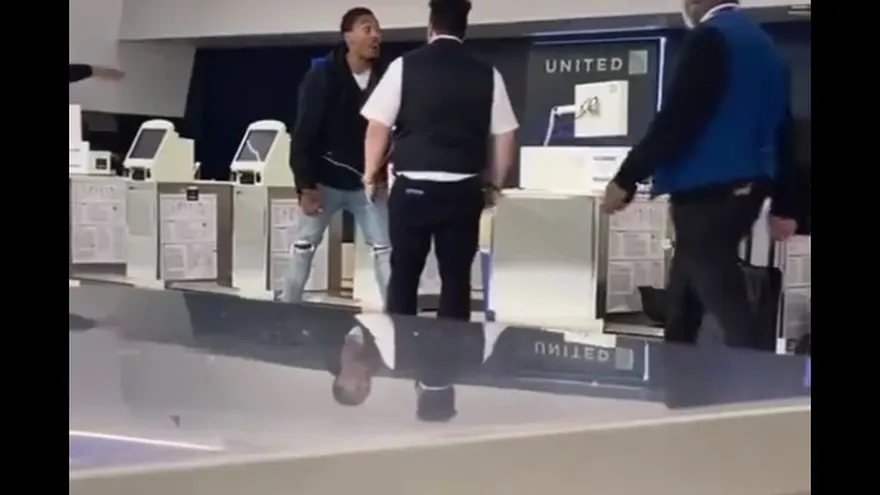 La agresión entre ambos hombres fue captada por otros viajeros