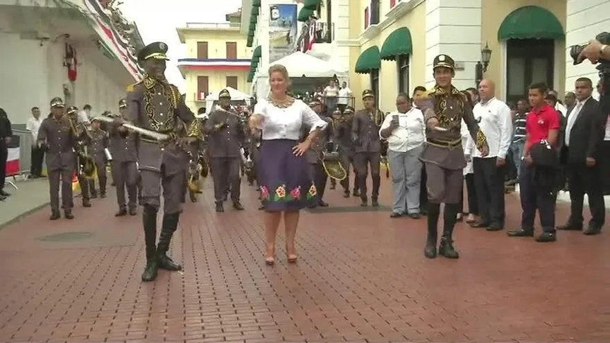 La Primera Dama vuelve a sus épocas de batutera