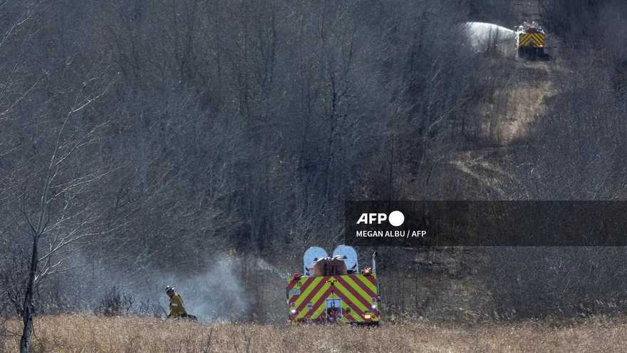 Bomberos combaten incendio en Canadá donde murieron cuatro soldados