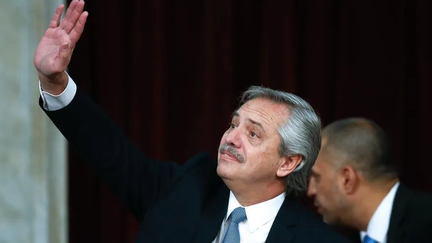 El presidente de Argentina pide que no se repitan las colas frente a los bancos