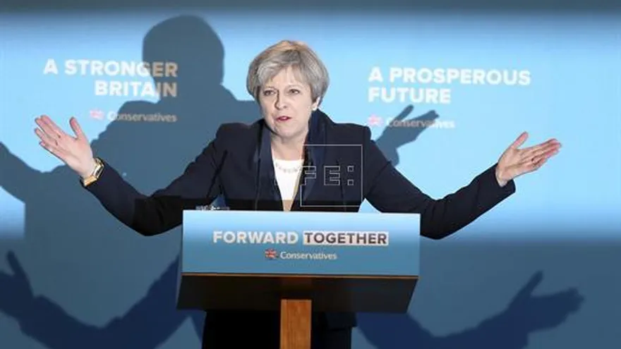 La primera ministra británica y líder del Partido Conservador, Theresa May, presenta el manifiesto de su partido.