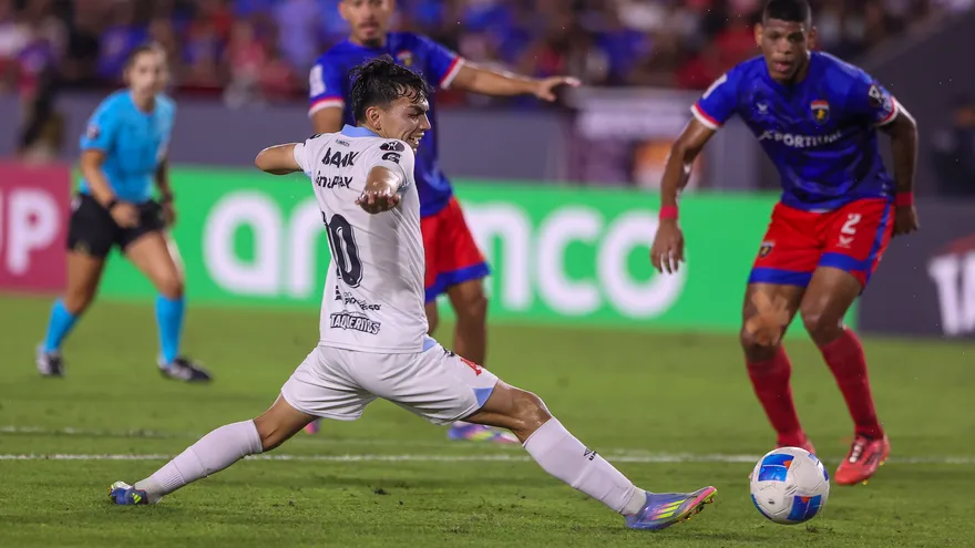 Acción del partido de la Copa Centroamericana entre Plaza Amador y Alianza