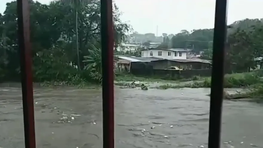 Calles inundadas en la capital por fuertes lluvias