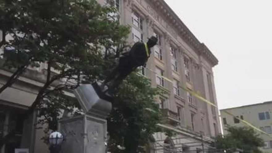 Manifestantes derrumban estatua de Confederación en Carolina del Norte