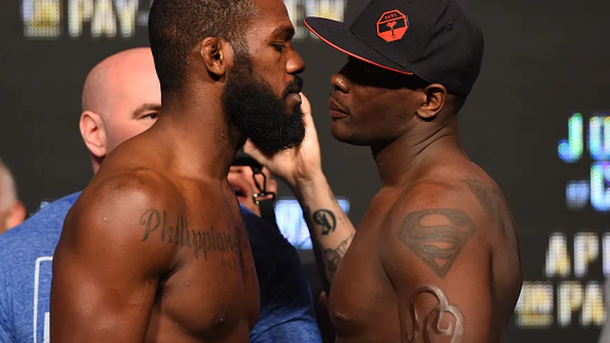 Jon Jones (i) y Ovince Saint Preux (d) protagonizarán la pelea estelar