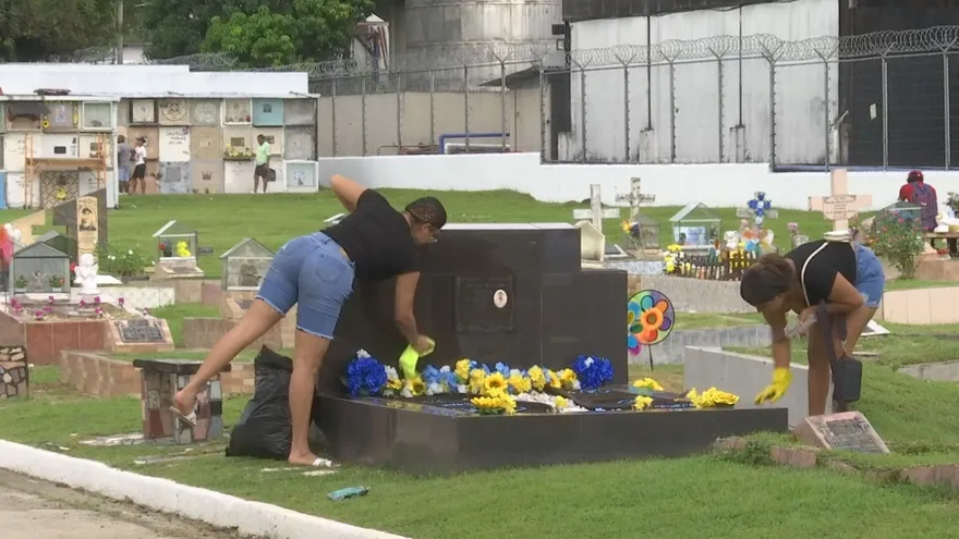 Día de los Difuntos: entre rezos, flores y bailes, los panameños honran a quienes partieron