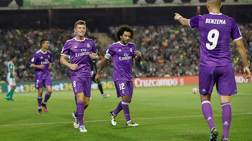 Real Madrid golean al Betis y batalla por el liderato en España