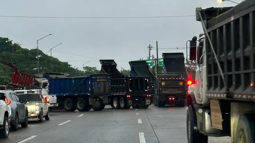 Camioneros cerraron la avenida Balboa y vía Centenario causando un descomunal tranque