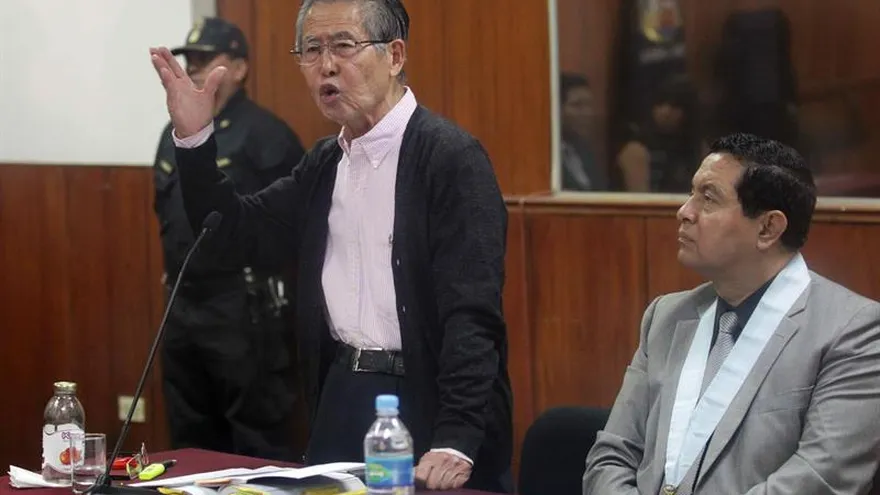 Imagen de archivo del expresidente peruano Alberto Fujimori (i) realiza una exposición de sus argumentos de defensa junto a su abogado William Castillo d).