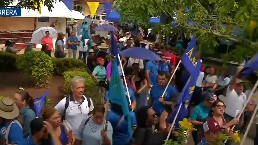 Docentes se manifestaron en el Parque Unión de Chitré