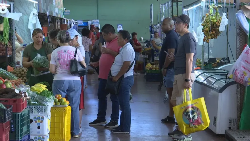 Panameños acuden a Merca Panamá en busca de productos más baratos