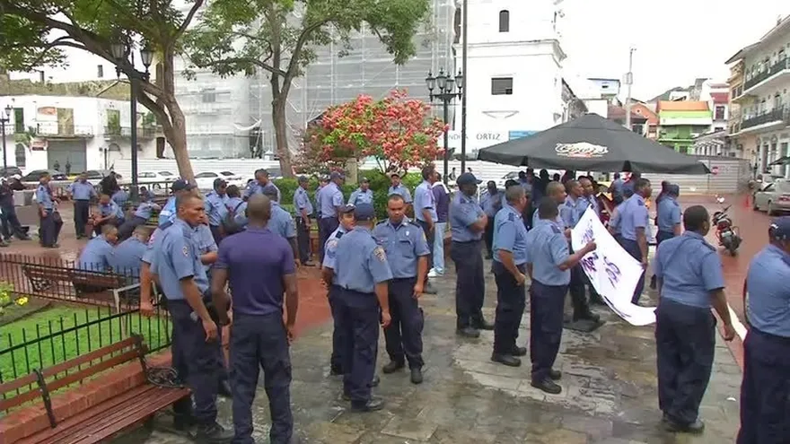Bomberos en Panamá exigen aumento salarial