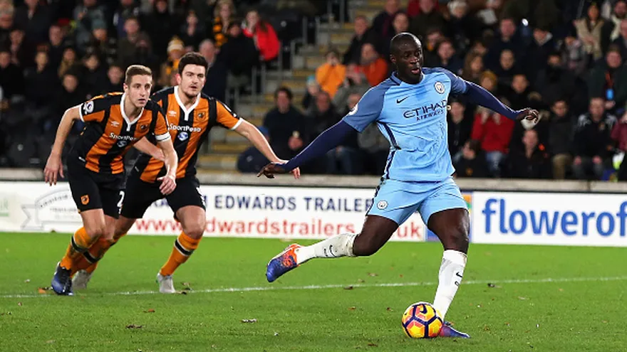 Yaya Toure al momento de cobrar el penal ante el Hull City