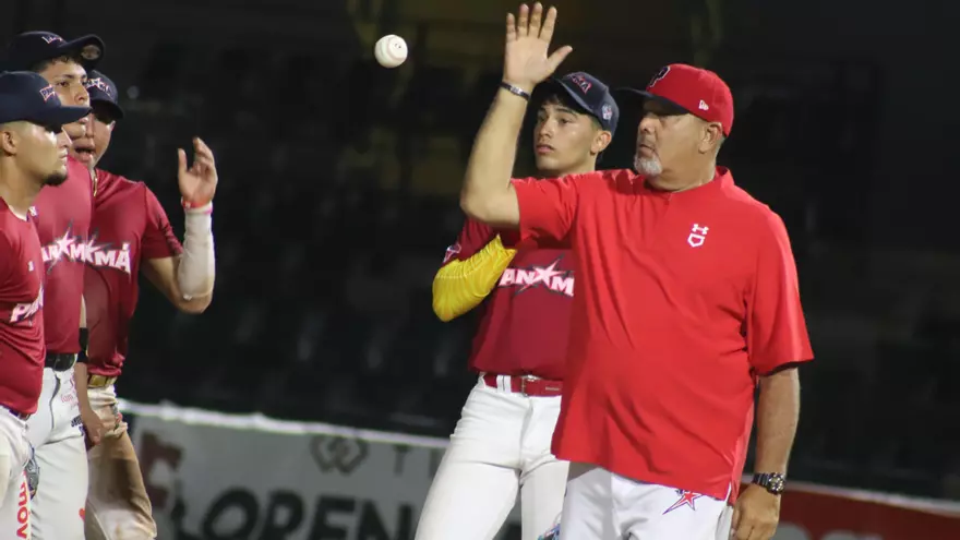 Jugadores de la Preselección U18 de Panamá junto al manager Carlos Maldonado (d)