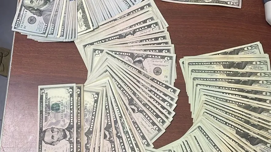 Parte del dinero decomisado por Aduana