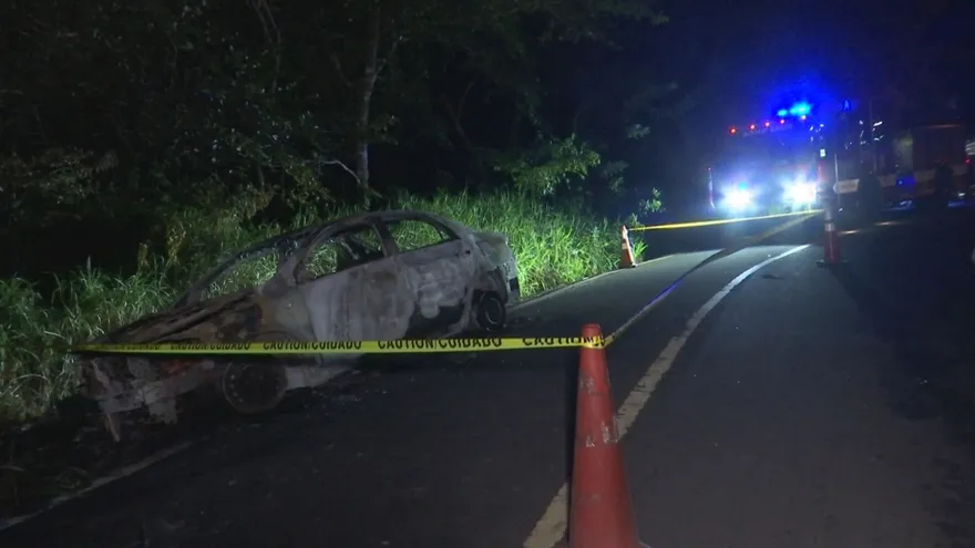 El auto donde fue hallado el cuerpo de una persona calcinado