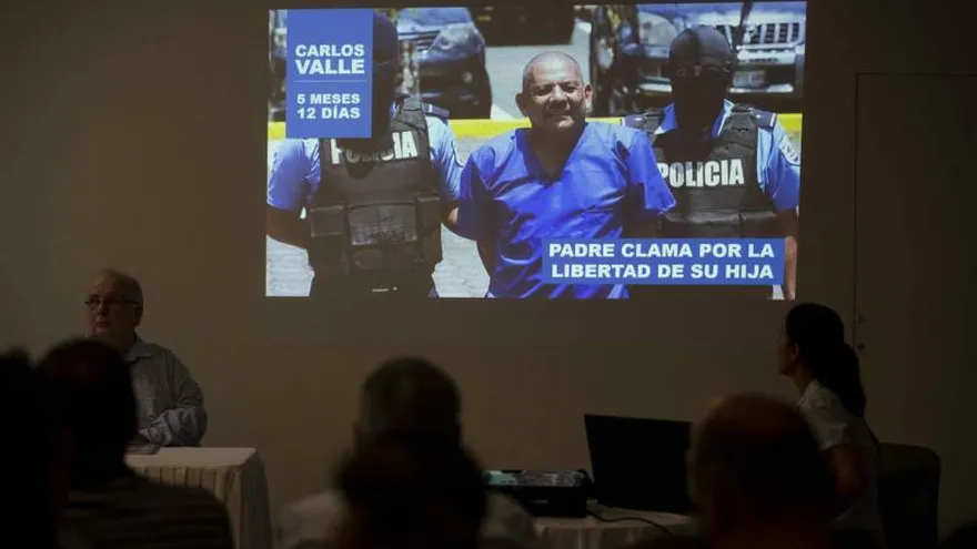 Una imagen del ex "preso político" Carlos Valle es proyectada durante la presentación de un estudio del denominado Grupo Acción Penal, este jueves, en Managua (Nicaragua).