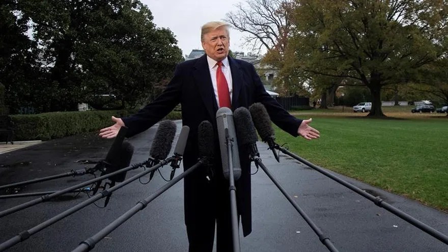 El presidente estadounidense, Donald Trump, conversa con los medios antes de viajar a Francia desde la Casa Blanca en Washington.