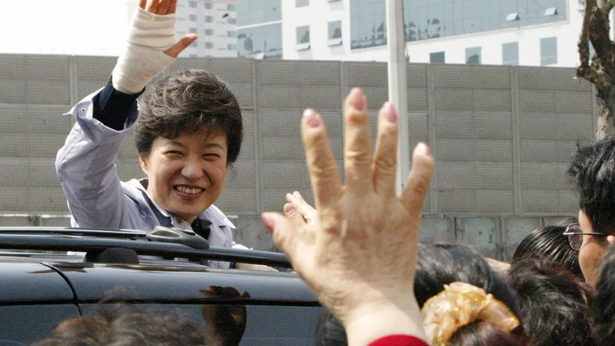 La expresidenta surcoreana, Park Geun-hye, saluda a sus seguidores en un acto electoral