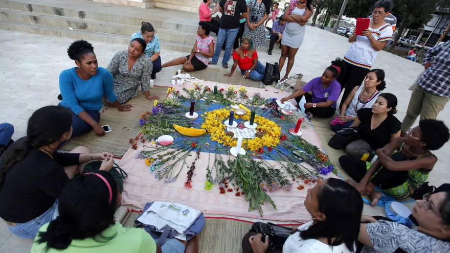 Un grupo de personas participa de una protesta por la muerte de 41 niñas en un centro de menores de Guatemala el pasado 8 de marzo