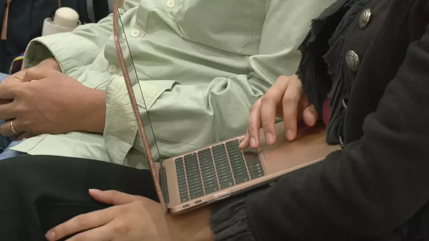 Una persona navega en internet a través de una computadora portátil. Imagen con fines ilustrativos