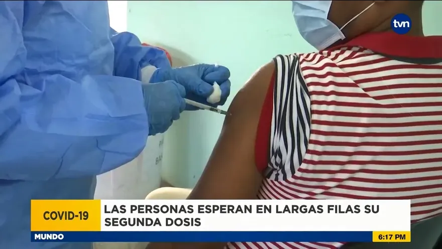 Residentes de San Miguelito tras la segunda dosis de AstraZeneca