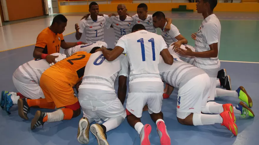 Los jugadores de la Selección Futsal de Panamá oran al final del juego