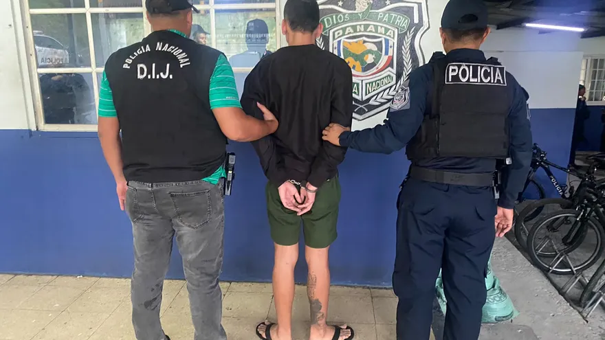 Un operativo policial desarrollado en el sector El Apache, distrito de San Miguelito, terminó con la aprehensión de Cristopher Garrido, alias “Pipo”, quien figuraba en la lista de los más buscados por delitos contra la vida y la integridad personal, específicamente por homicidio doloso agravado.