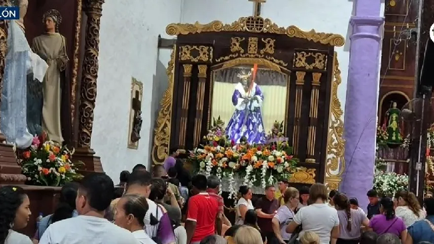 Devotos del Cristo Negro de Portobelo llegan a la iglesia de San Felipe.
