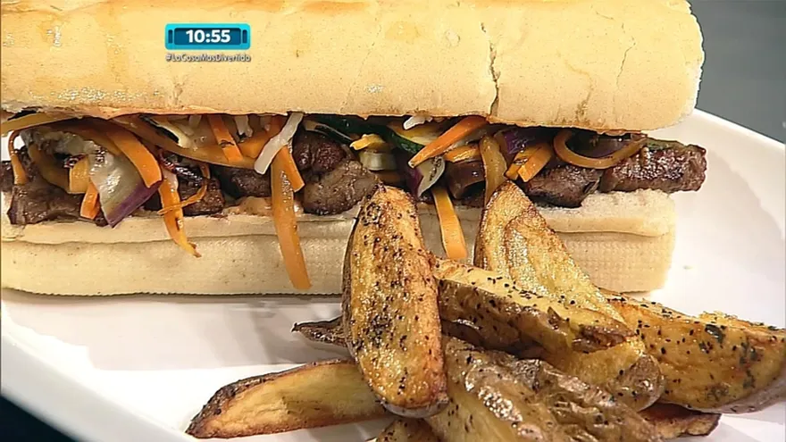 Sandwich de filete y vegetales grillados