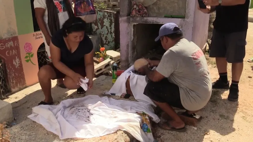 Habitantes de poblado maya en México retoman tradición de "limpia de huesos"