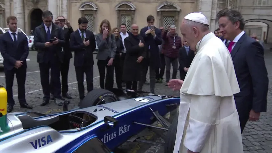 Papa Francisco bendice un monoplaza eléctrico de Fórmula E