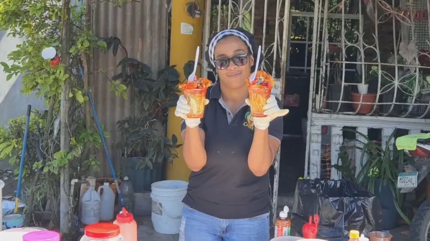 Madre bocatoreña sale adelante con la venta de varias recetas con mango