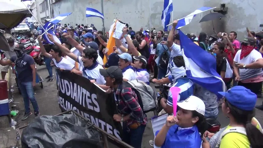 Estudiantes y médicos protestan contra despidos en Nicaragua