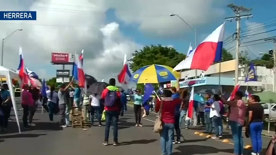 Docentes en jornada de cierres en Herrera
