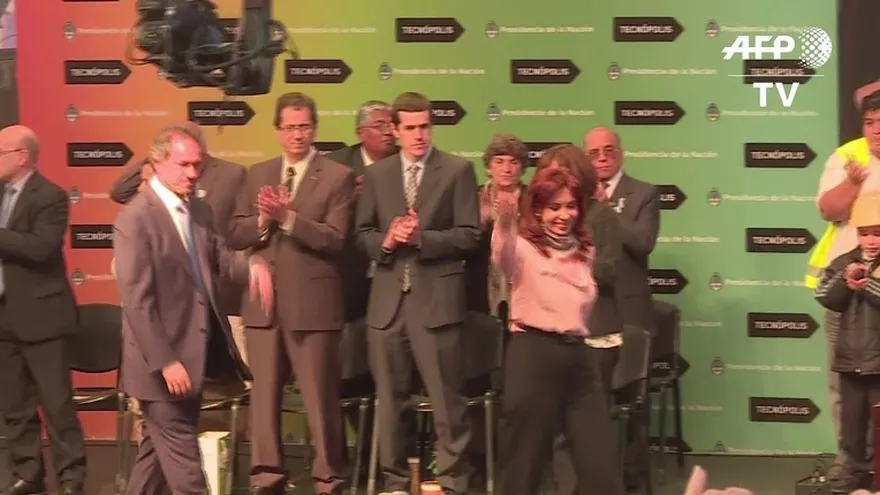 Argentina paga importante deuda a días de las elecciones