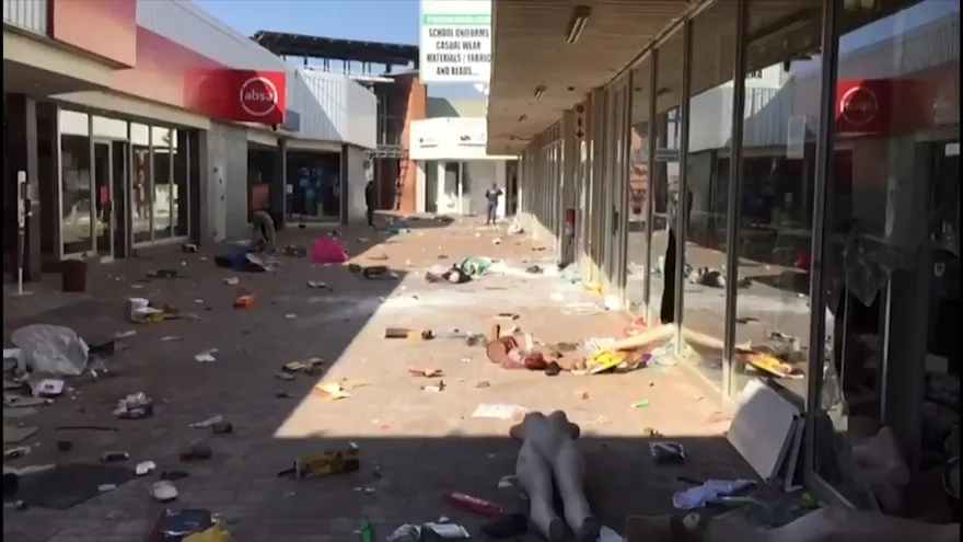 Choques con la policía y saqueo de negocios en Sudáfrica