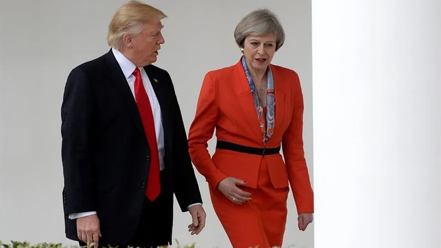 El presidente estadounidense, Donald Trump (i), camina junto a Theresa May (d), en la Casa Blanca, en Washington, Estados Unidos, el 27 de enero de 2017.
