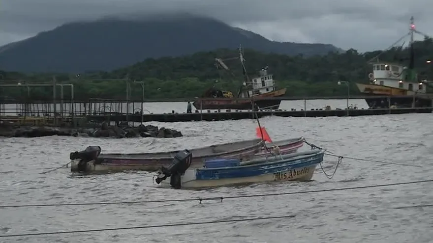 Afectados por oleajes en Puerto Caimito esperan ayuda