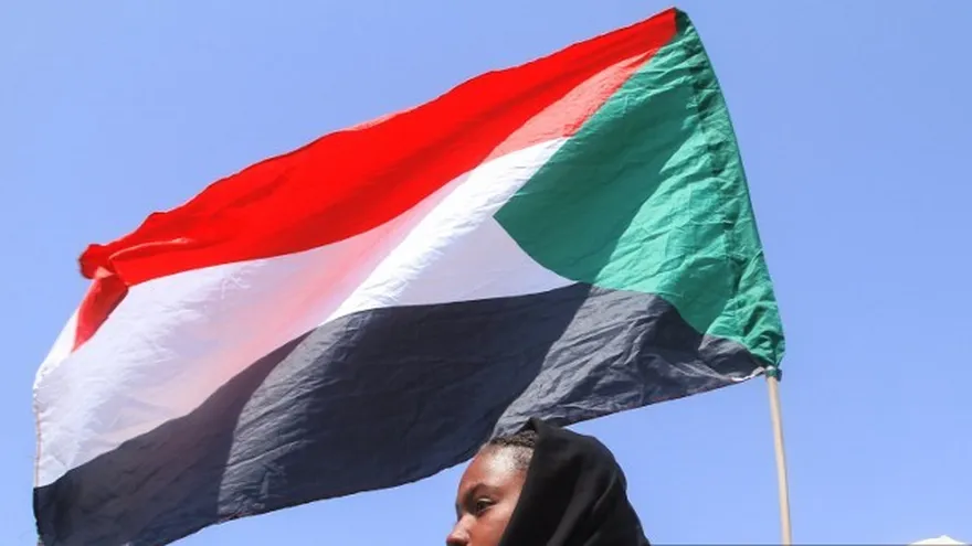 Estudiantes sudaneses de escuelas de la región del Nilo Oriental de la capital sostienen la bandera palestina durante una protesta contra las violaciones cometidas por las Fuerzas de Apoyo Rápido (FAR) contra el pueblo de El-Fasher, en Jartum, el 3 de noviembre de 2025.
