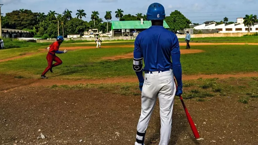 Beisbolistas cubanos juegan en un campo de La Habana