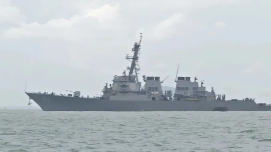 10 desaparecidos tras colisión de destructor de EEUU en Singapur