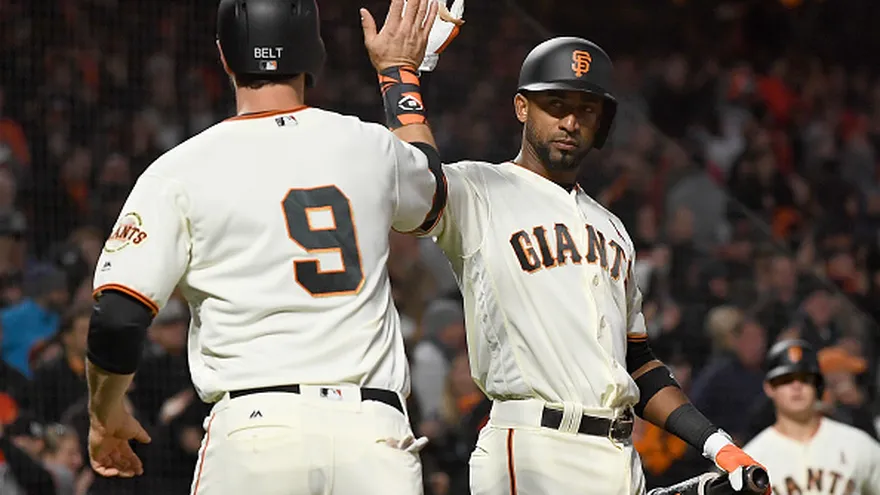 Eduardo Núñez (de frente) es felicitado por Brandon Belt (9)
